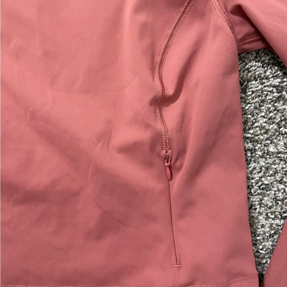 Old Navy Cropped Athletic Top - Picture 2 of 2